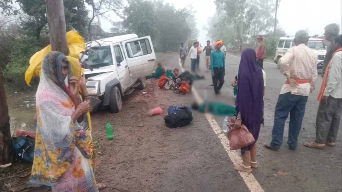 शहडोल में दर्दनाक हादसा: अयोध्या से लौट रहे छत्तीसगढ़ के श्रद्धालुओं की वाहन पेड़ से टकराई, 3 महिलाओं की मौत, 15 घायल