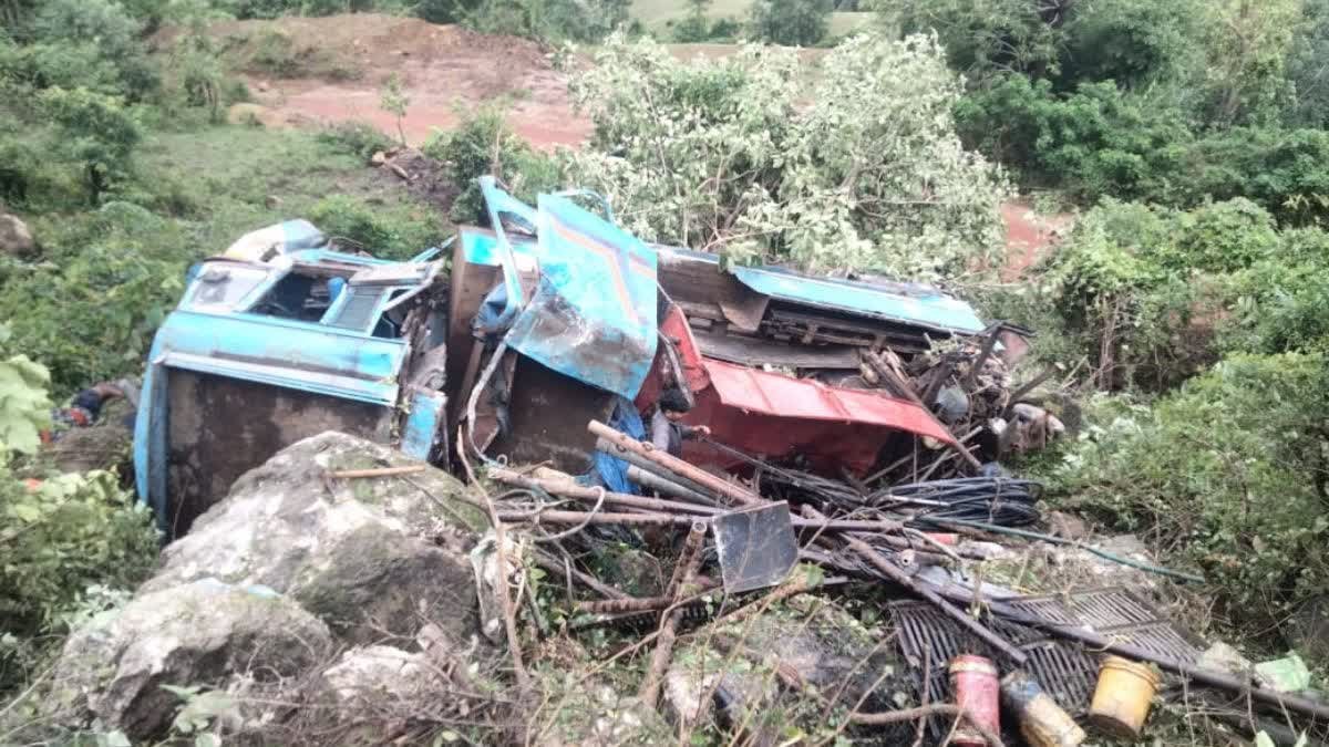 कवर्धा में दर्दनाक हादसा: बोरवेल ट्रक 60 फीट गहरी खाई में गिरा, 3 की मौत, 4 गंभीर