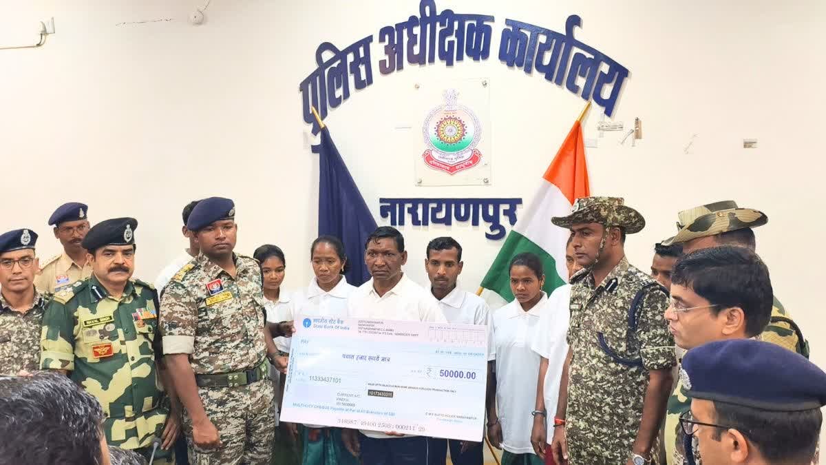 छत्तीसगढ़: 8 खूंखार नक्सलियों ने किया आत्मसमर्पण, कमांडर और डॉक्टर शामिल