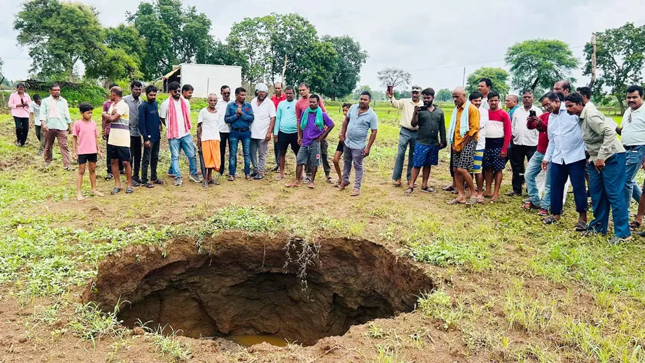 छत्तीसगढ़ के बालोद में रहस्यमयी गड्ढे ने मचाई सनसनी, उबलता पानी बढ़ा रहा कौतूहल