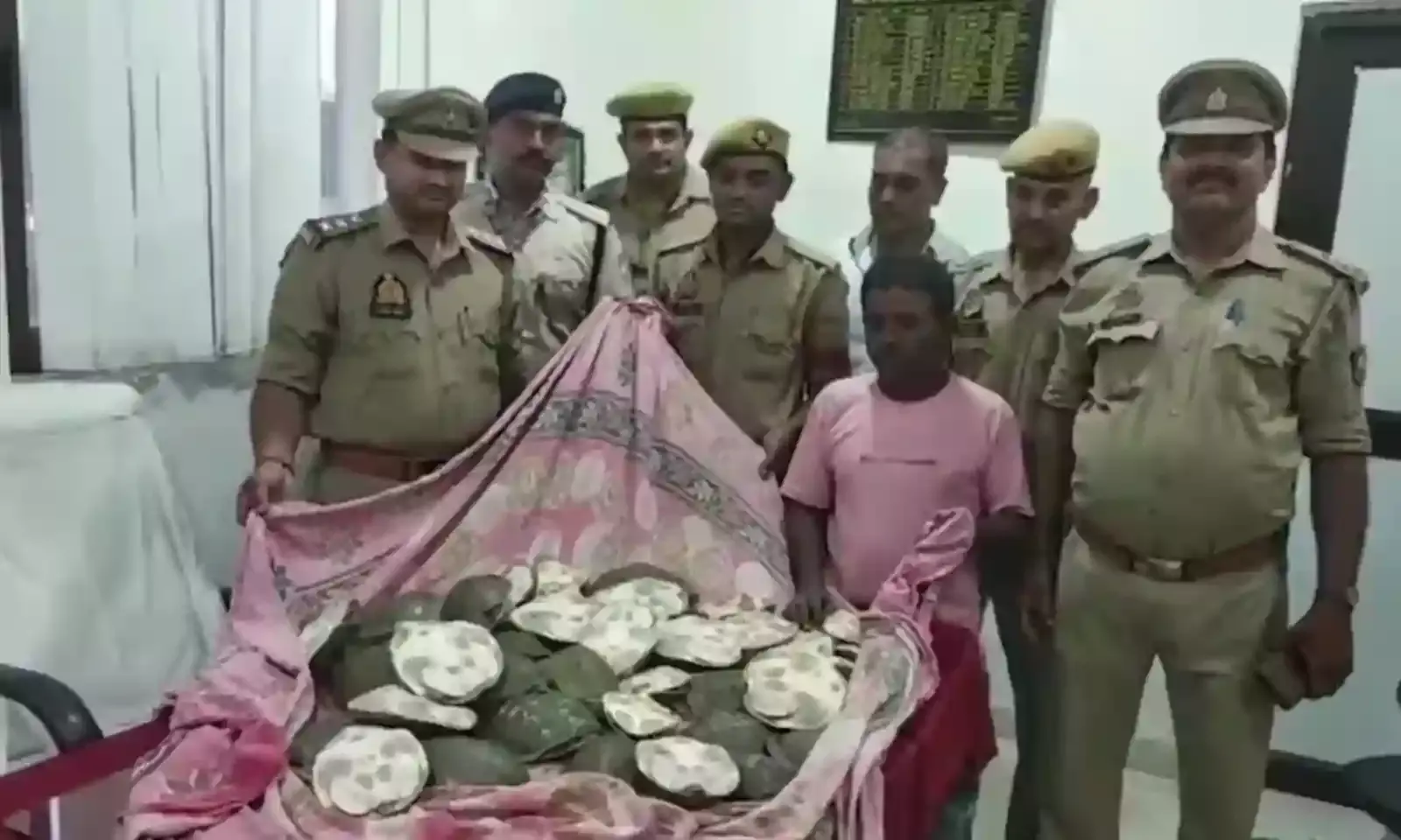 वाराणसी रेलवे स्टेशन पर 12 लाख के कछुए जब्त, तस्कर गिरफ्तार