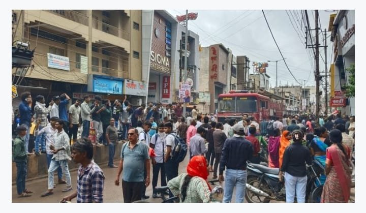 दुर्ग के इंदिरा मार्केट में इलेक्ट्रॉनिक शॉप में भीषण आग, लाखों का सामान जलकर राख