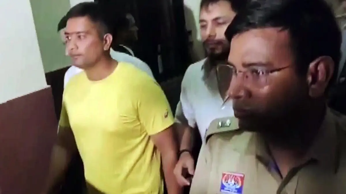 चैतन्य बघेल को 2 महीने तक बेल मिलना मुश्किल: कोर्ट में मुस्कुराते रहे, पिता भूपेश से बोले- मक्का बिकवा दीजिएगा