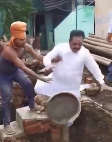 मध्य प्रदेश के सिवनी में हादसा: फोटो खिंचवाने के चक्कर में 12 फीट गहरे गड्ढे में गिरा व्यक्ति