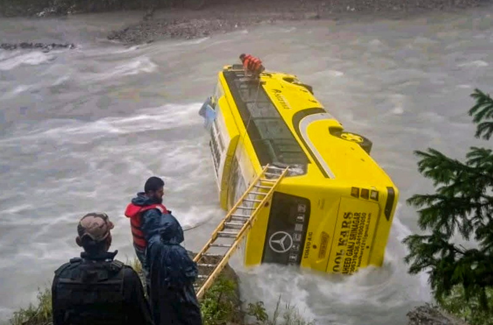 जम्मू-कश्मीर: गांदरबल में ITBP की बस नदी में गिरी, हथियार गायब, SDRF का सर्च ऑपरेशन जारी