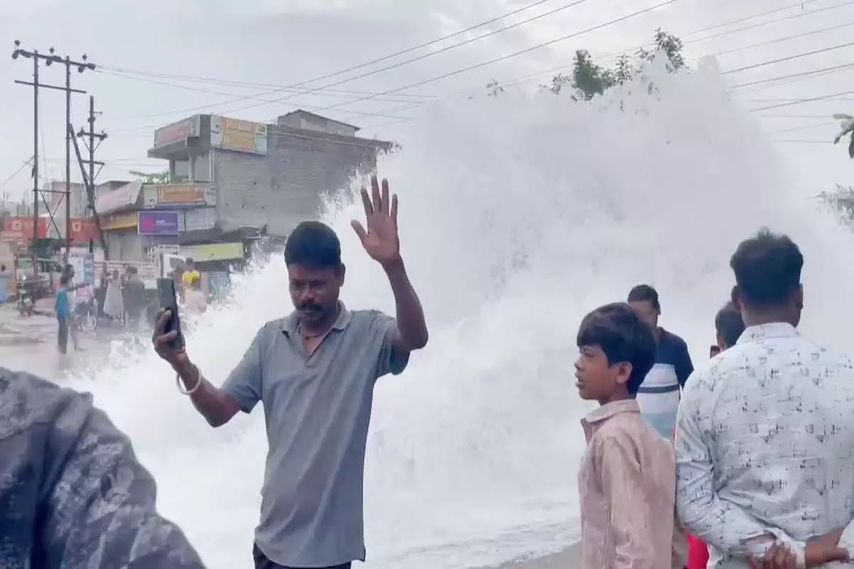 रायपुर में रिंग रोड नंबर 1 पर टूटी पानी की पाइपलाइन, जलभराव से यातायात प्रभावित