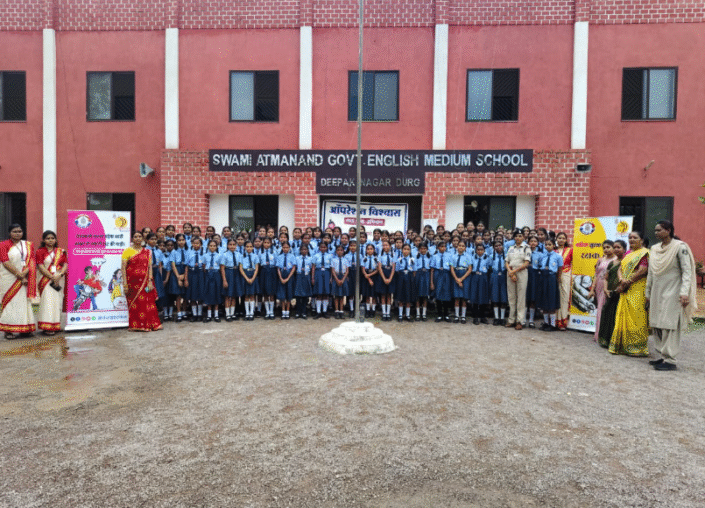 दुर्ग पुलिस की महिला रक्षा टीम ने आत्मानंद स्कूल में चलाया जागरूकता अभियान