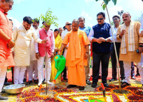 उत्तर प्रदेश के मुख्यमंत्री योगी आदित्यनाथ ने अयोध्या में लगाए पौधे, लिया सेल्फी