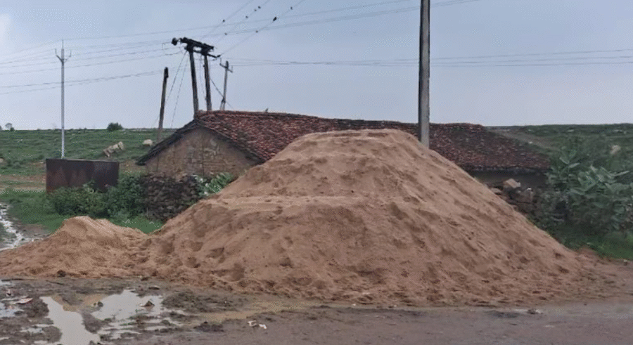 मध्यप्रदेश में रेत माफियाओं का आतंक: जल संसाधन की जमीन पर अवैध भंडारण