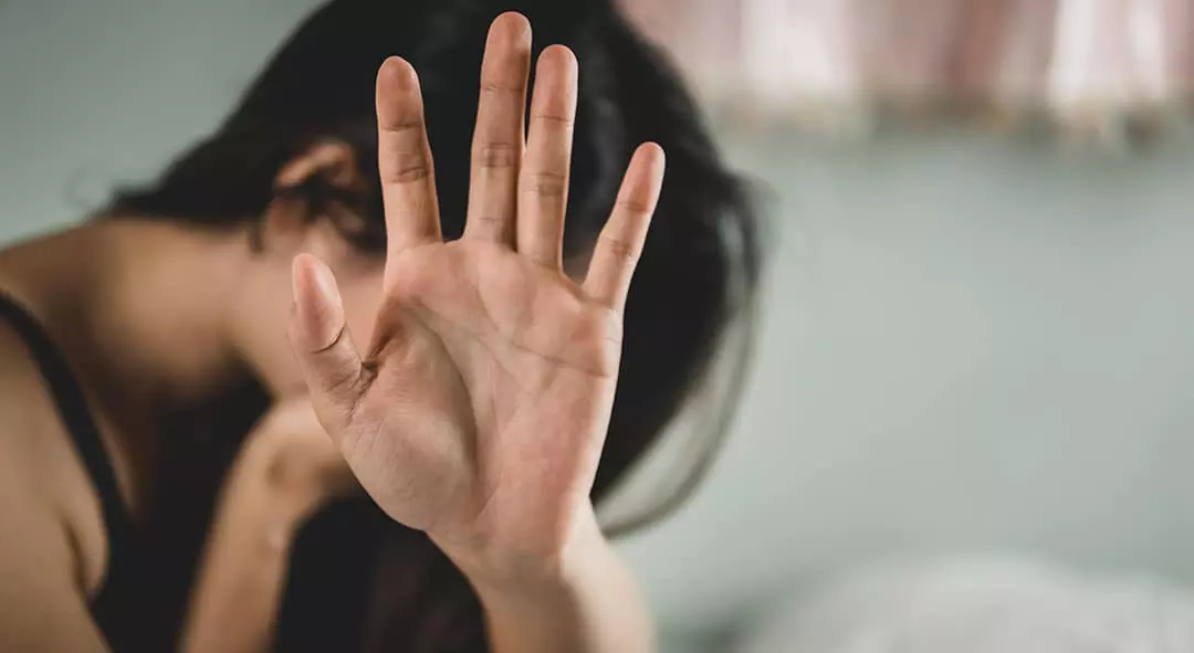 कर्नाटक: पूर्व मंत्री के बेटे पर रेप का आरोप, पिता ने दी पीड़िता के परिवार को धमकी