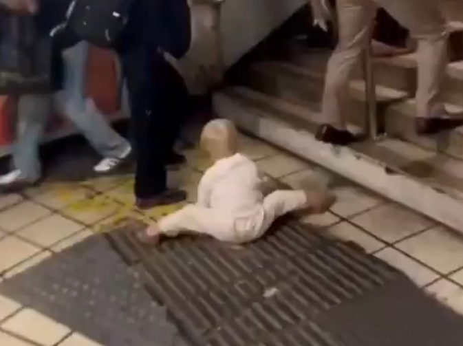 London Underground में प्रवासी द्वारा बच्चे को गोद में लिए व्यक्ति पर हमला