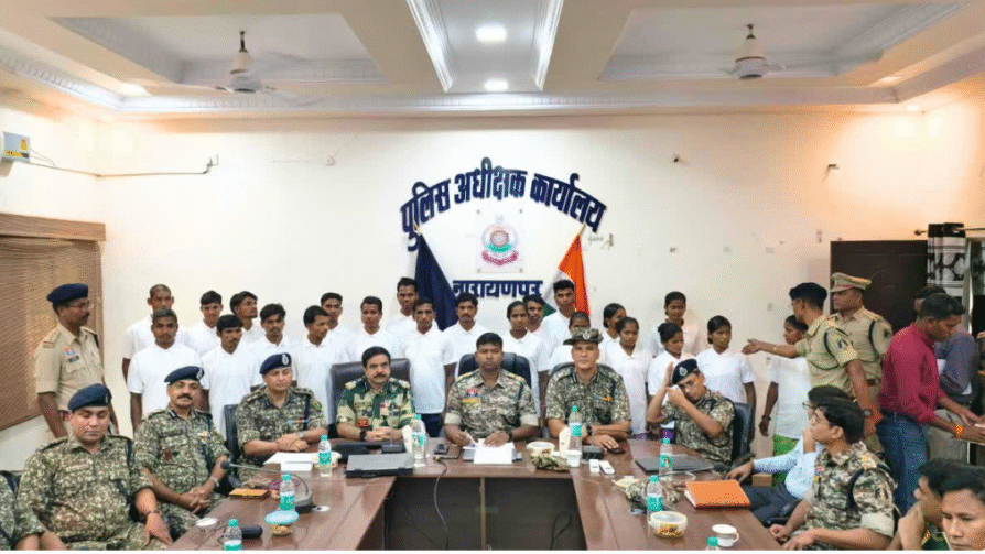 अबूझमाड़ में 22 इनामी नक्सलियों का सरेंडर, माओवादियों के कुतुल एरिया कमेटी को बड़ा झटका