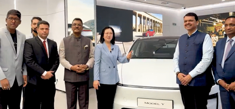 महाराष्ट्र के सीएम देवेंद्र फडणवीस ने मुंबई के बीकेसी में TESLA एक्सपीरियंस सेंटर का उद्घाटन किया