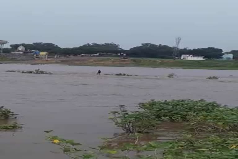 नदी किनारे युवक की लाश मिलने से सनसनी, पुलिस ने शुरू की जांच