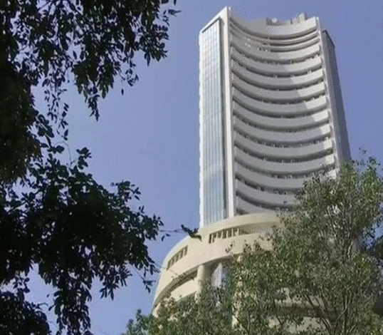 Nifty, Sensex सपाट खुले: FPI बिकवाली और रिलायंस के तिमाही नतीजों पर नजर