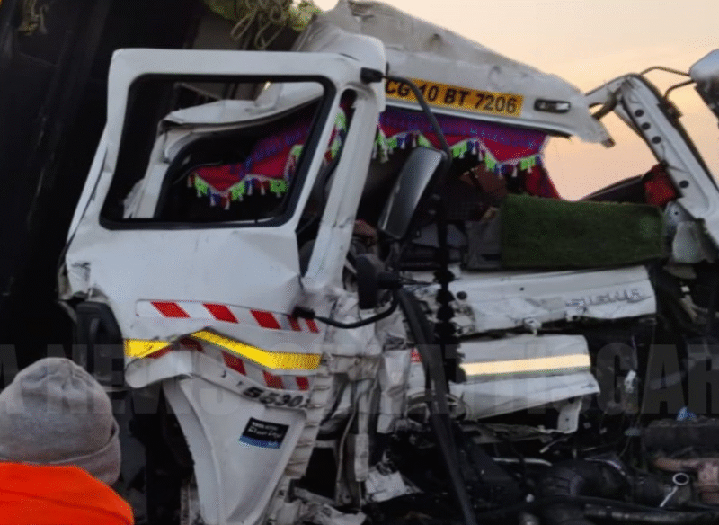 महासमुंद-पेंड्रा स्टेट हाईवे पर कोयला लदा ट्रेलर पलटने से 5 घंटे तक जाम