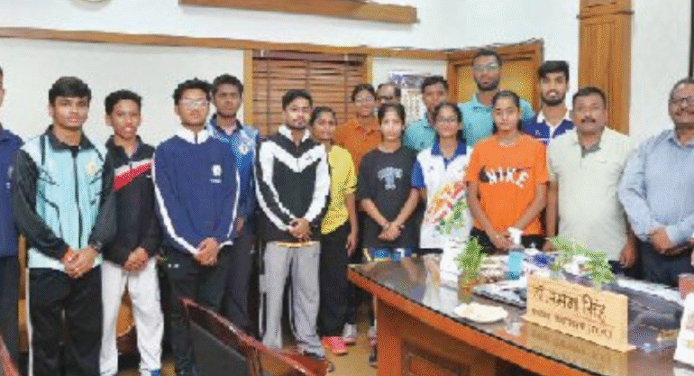 छत्तीसगढ़ में CBSE छात्रों के लिए खेल में समान अवसर की मांग: रमन सिंह को सौंपा ज्ञापन