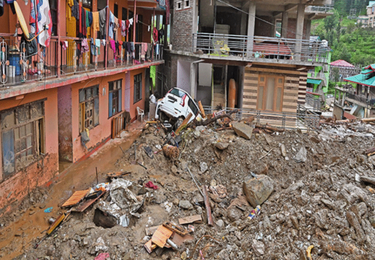 हिमाचल में मानसून का कहर: 301 सड़कें बंद, 436 बिजली ट्रांसफार्मर और 254 जल योजनाएं प्रभावित