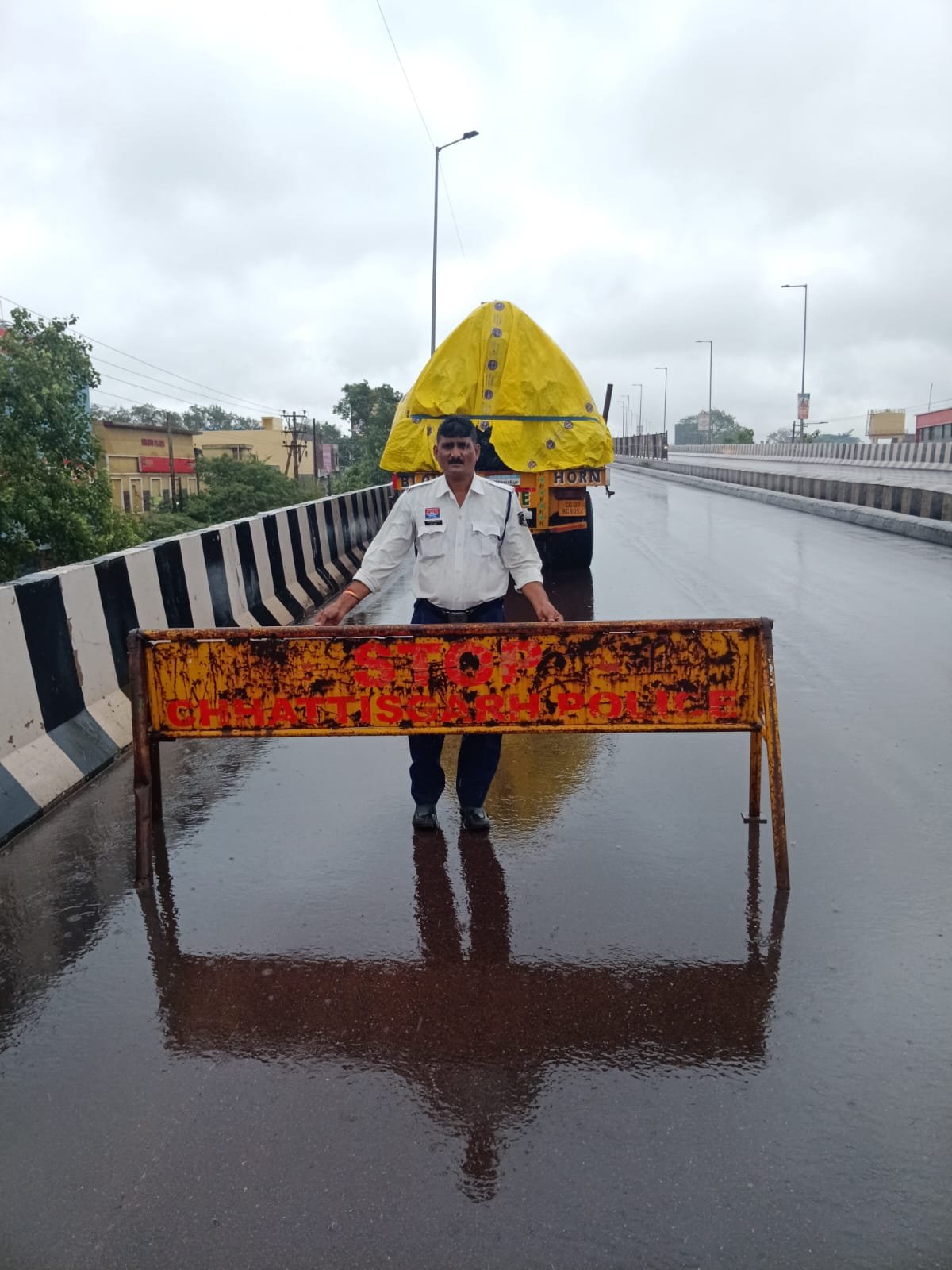 यातायात पुलिस दुर्ग की मुस्तैदी, बारिश में भी सुगम और सुरक्षित रखी यातायात व्यवस्था