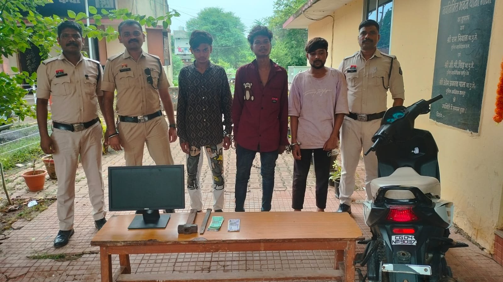 रायपुर पुलिस की बड़ी कामयाबी: दुकान में चोरी करने वाले तीन आरोपी गिरफ्तार