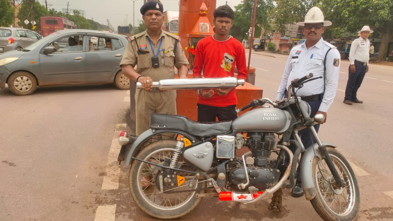 यातायात पुलिस दुर्ग की सख्त कार्रवाई: नियम तोड़ने वालों पर नकेल