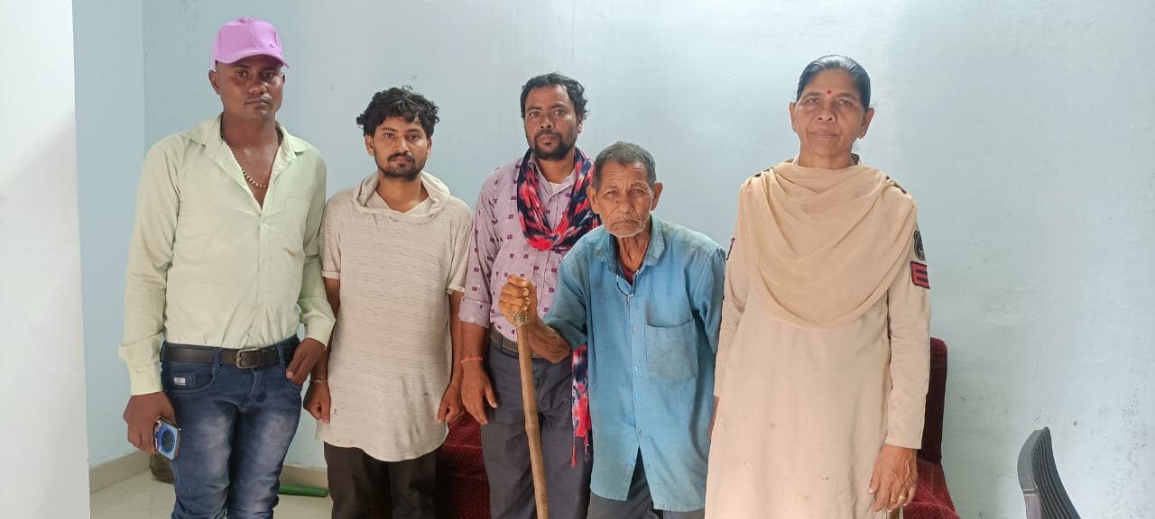 बुजुर्ग को परिवार से मिलाने में पुलिस की सराहनीय पहल:CCTNS डेटा बैंक का मिला सहारा