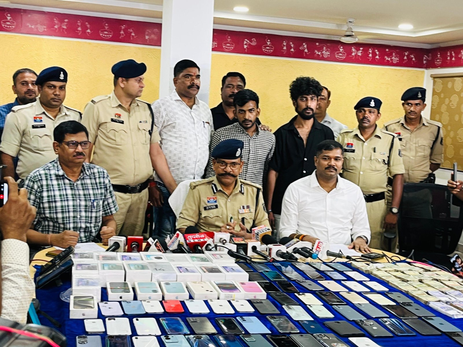 रायपुर में मोबाइल दुकान में लाखों की चोरी: चार आरोपी गिरफ्तार, 21 लाख का माल बरामद