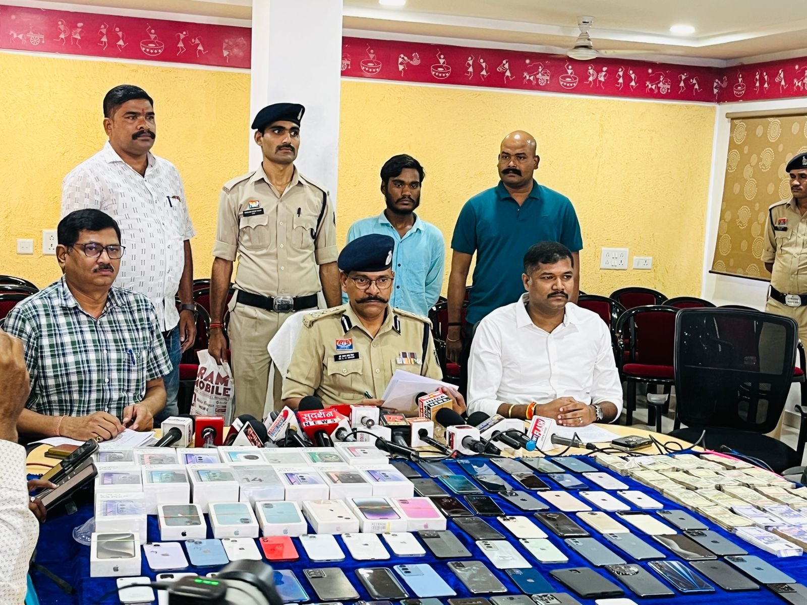 रायपुर पुलिस की बड़ी कार्रवाई: पर्स-मोबाइल लूट और वाहन चोरी के मामले में दो सगे भाई गिरफ्तार