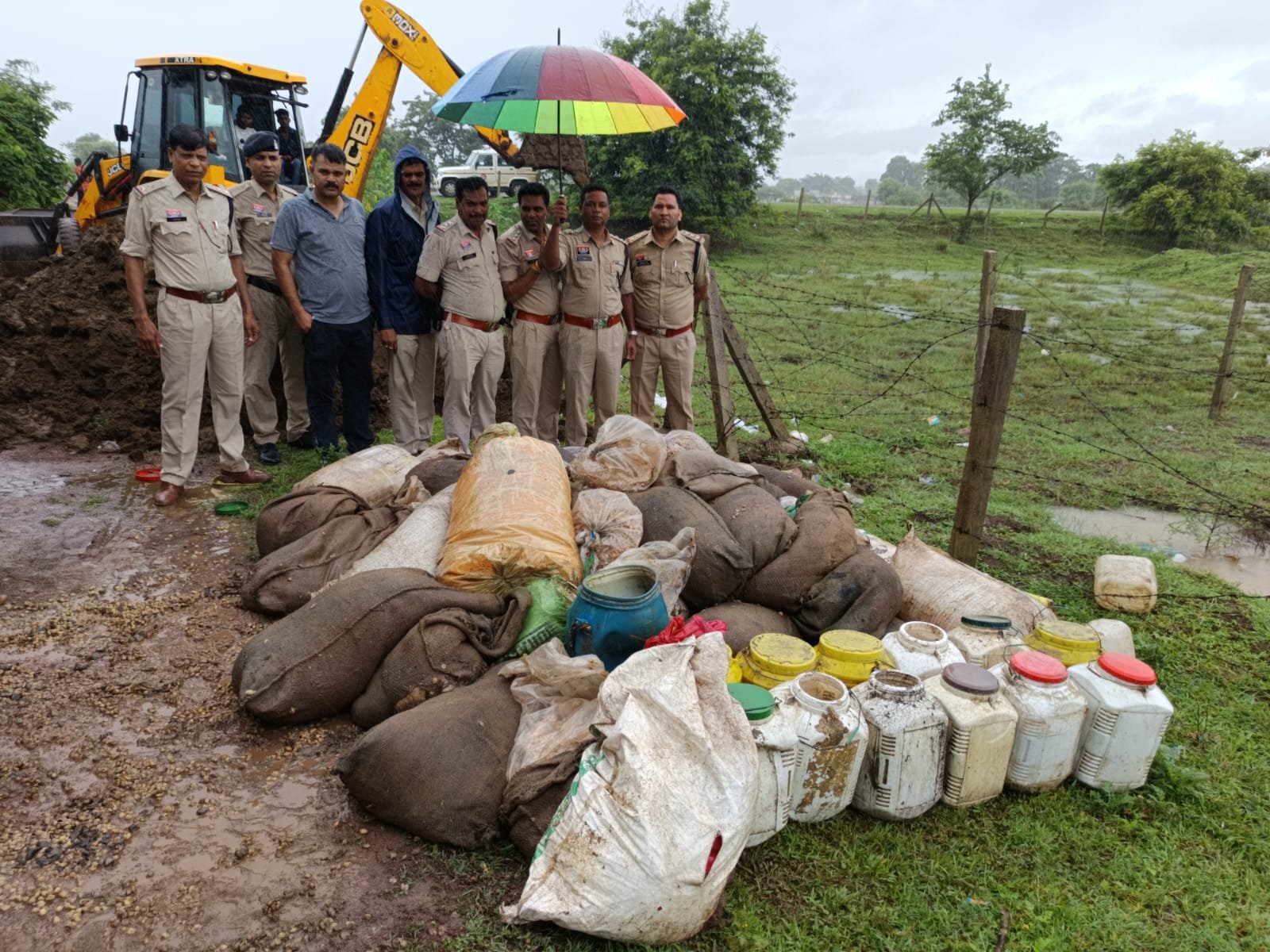 रानीतराई पुलिस की नशे के खिलाफ कार्रवाई: 30 लीटर महुआ शराब और 5 क्विंटल लाहन जब्त, दो आरोपी फरार