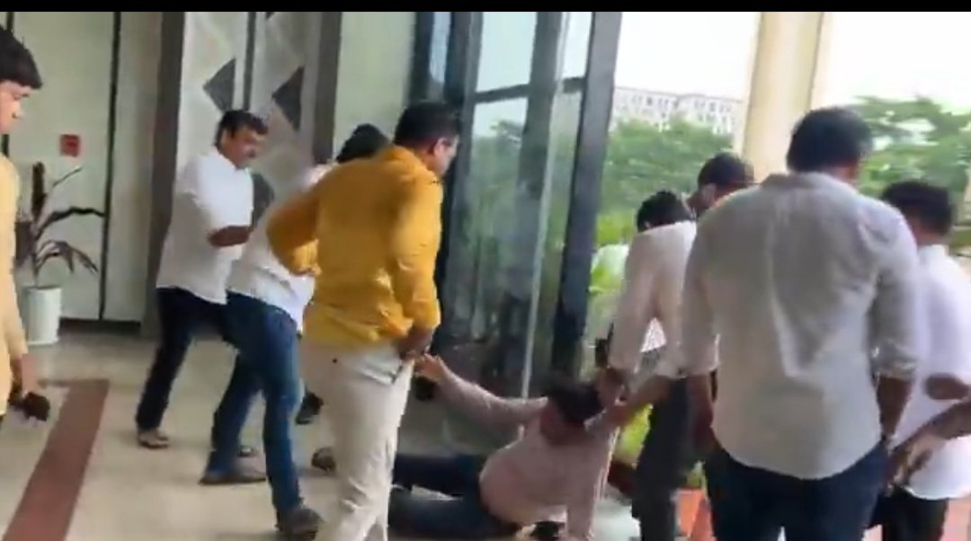 भुवनेश्वर में BMC अधिकारी पर बर्बर हमला, वीडियो में गुंडों ने घसीटा और मारी लातें, 3 गिरफ्तार