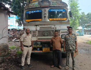 रायगढ़: नाकेबंदी में पकड़ा गया 20 टन अवैध कबाड़ से भरा ट्रक, चालक पर FIR