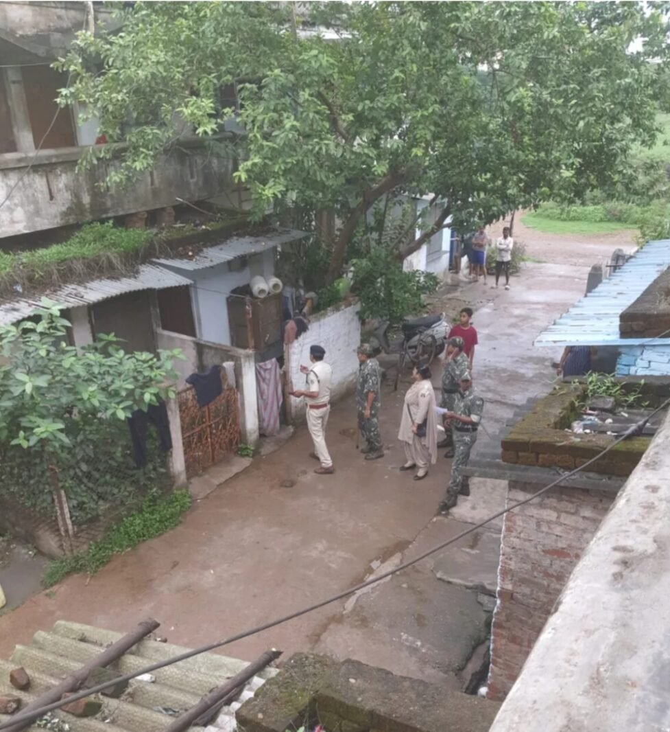 दुर्ग में संदिग्ध गतिविधियों पर पुलिस की सख्त नजर: बाम्बे आवास में सर्जिकल दबिश, दो बाइक और एक युवक हिरासत में