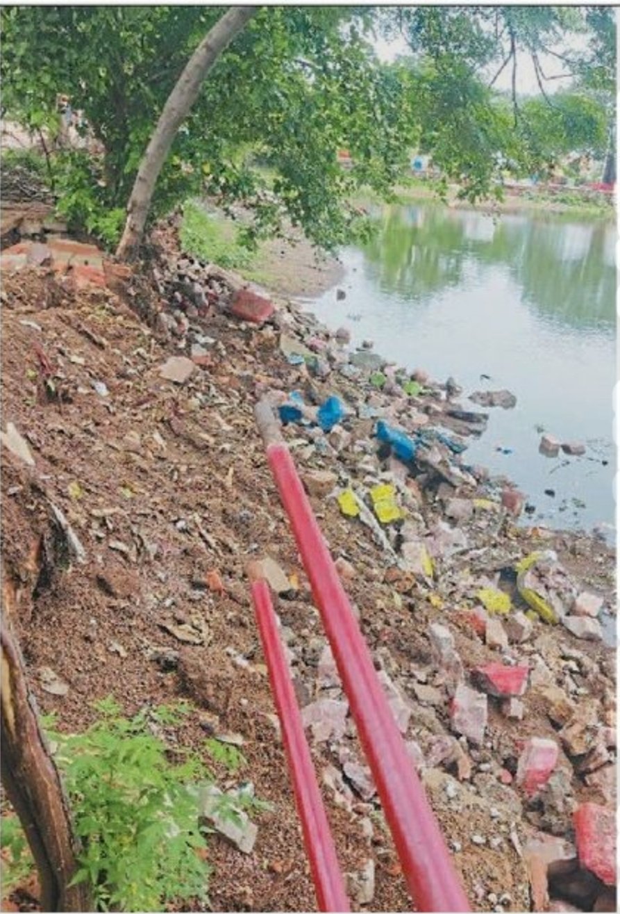चरोदा में तालाबों की दीवारें ढहने का सिलसिला, निगम ने एजेंसियों को थमाया नोटिस