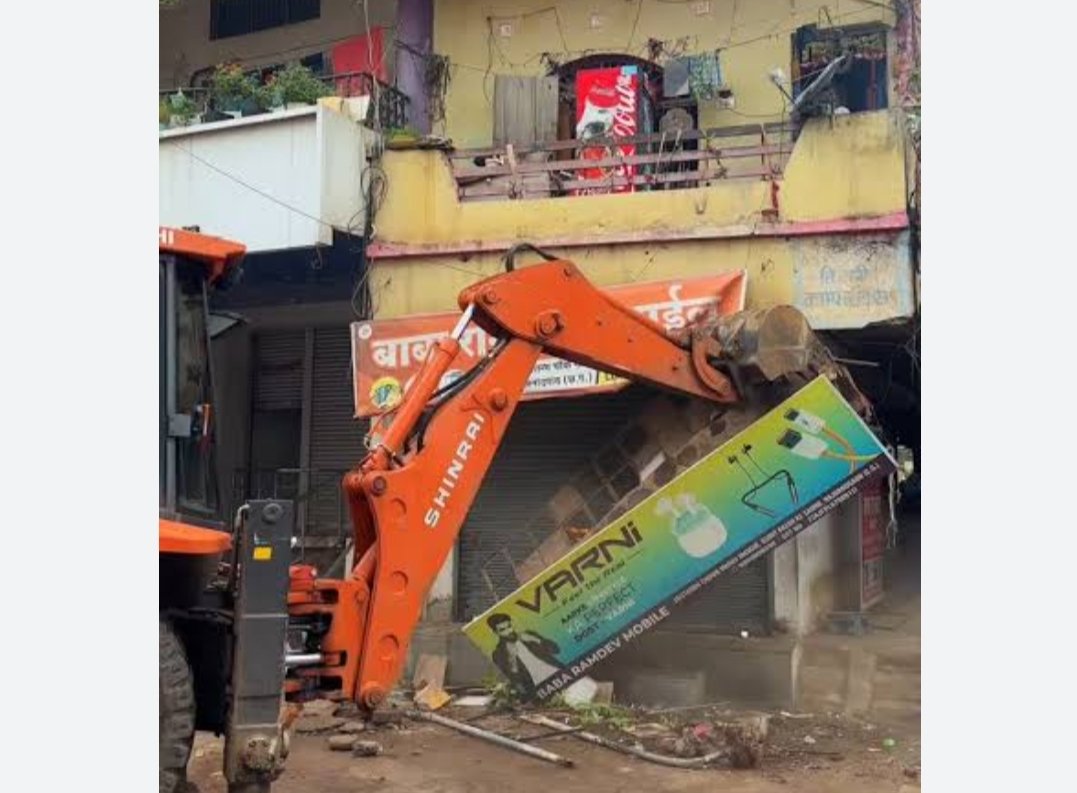 राजनांदगांव में अतिक्रमण पर प्रशासन का बुलडोजर: जय स्तंभ चौक से हटाए गए अवैध निर्माण, व्यापारियों का विरोध