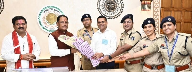 मुख्यमंत्री साय से राज्य पुलिस सेवा अधिकारियों की सौजन्य भेंट, वरिष्ठ प्रवर श्रेणी वेतनमान के लिए जताया आभार