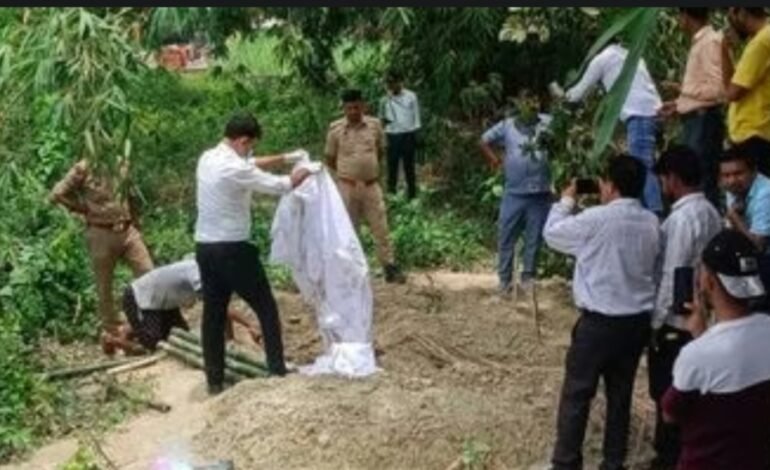 कुशीनगर में सनसनीखेज घटना: कब्र से गायब हुई 10 साल की बच्ची का शव, मोबाइल टावर से बरामद, तंत्र-मंत्र की आशंका