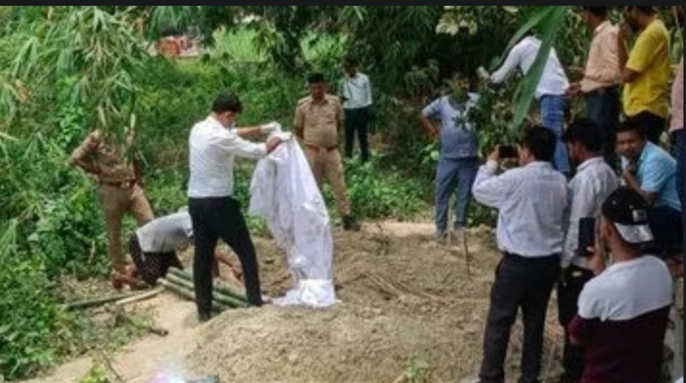 कुशीनगर में सनसनीखेज घटना: कब्र से गायब हुई 10 साल की बच्ची का शव, मोबाइल टावर से बरामद, तंत्र-मंत्र की आशंका