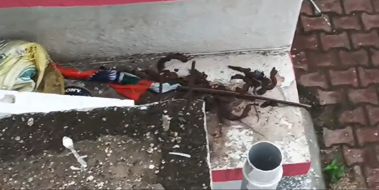 दुर्ग कलेक्ट्रेट में तिरंगे के अपमान पर हंगामा: वकीलों ने सांसद विजय बघेल के सामने उठाया मुद्दा