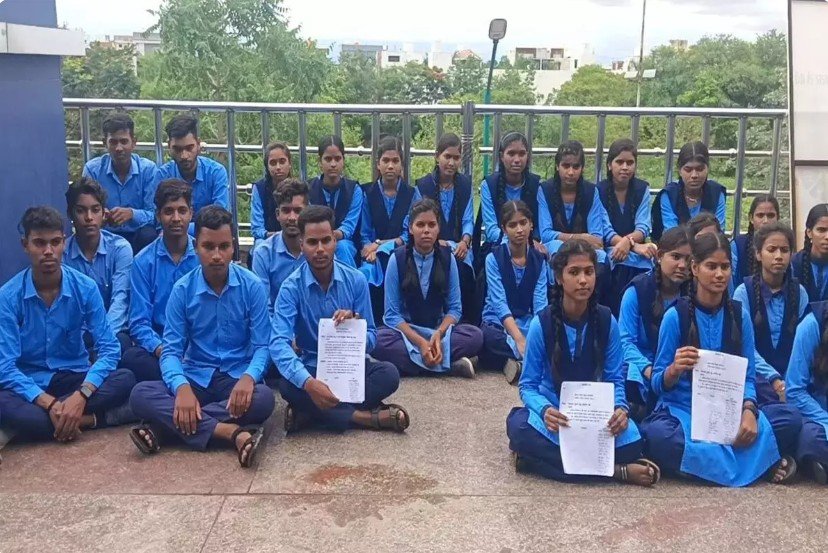 बलौदाबाजार DEO हटाए गए: छात्रों से दुर्व्यवहार करना पड़ा महंगा, हिमांशु भारतीय की जगह संजय गुहे को प्रभार