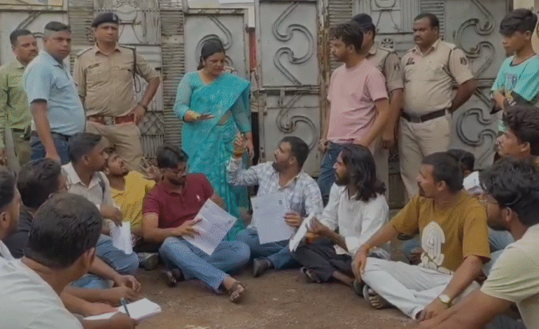 छात्रों के भविष्य के साथ खिलवाड़: टाटीबंध केंद्र में आबकारी आरक्षक भर्ती परीक्षा में प्रवेश से वंचित हुए सैकड़ों छात्र