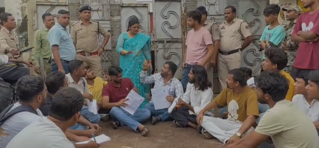 छात्रों के भविष्य के साथ खिलवाड़: टाटीबंध केंद्र में आबकारी आरक्षक भर्ती परीक्षा में प्रवेश से वंचित हुए सैकड़ों छात्र