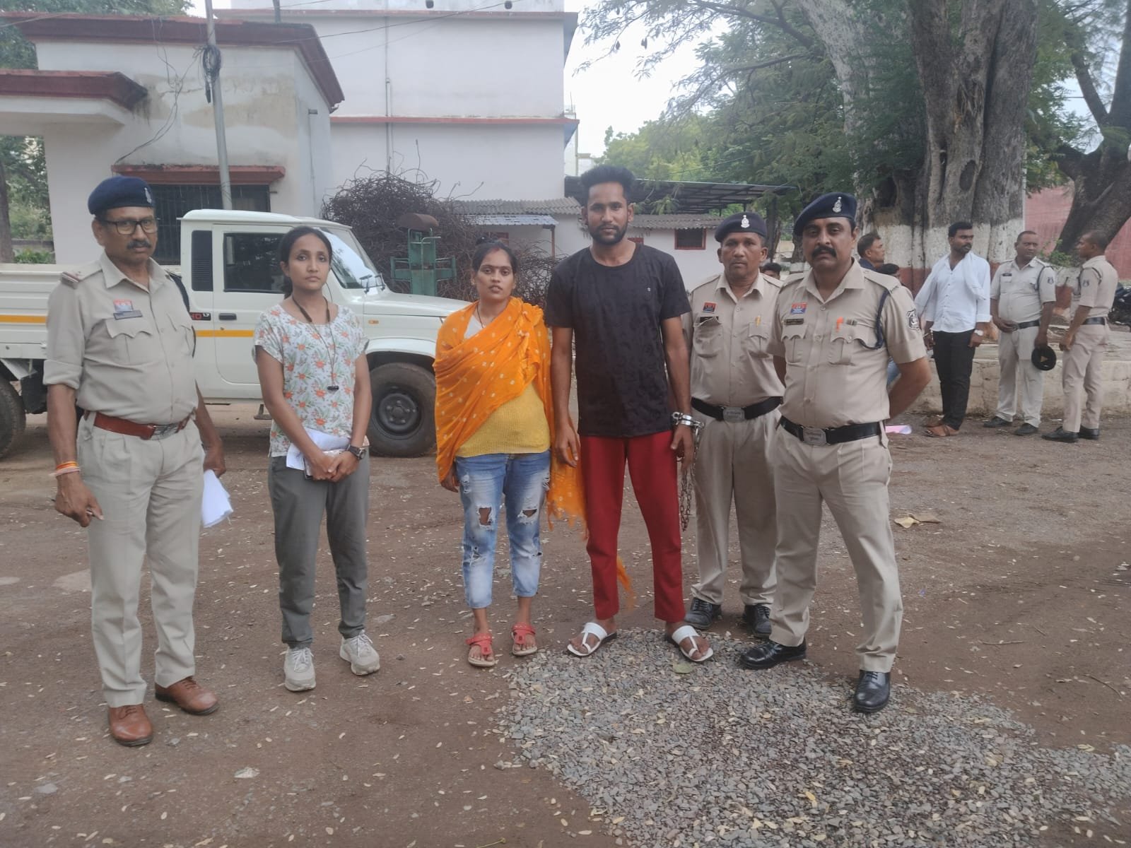 रायपुर में जानलेवा हमला और लूट के फरार आरोपी दम्पति गिरफ्तार, हिस्ट्रीशीटर मुस्कान रात्रे सहित प्रियेश यदु पकड़े गए