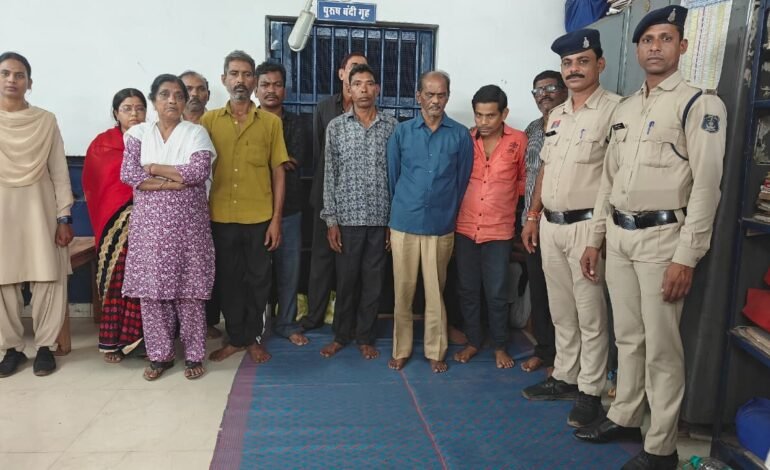 दुर्ग में सट्टेबाजों पर पुलिस की बड़ी कार्रवाई: 13 गिरफ्तार, सट्टा-पट्टी और नकदी जब्त
