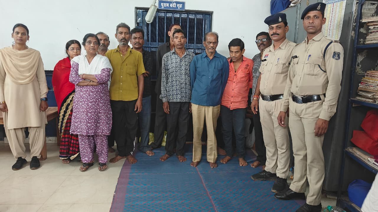 दुर्ग में सट्टेबाजों पर पुलिस की बड़ी कार्रवाई: 13 गिरफ्तार, सट्टा-पट्टी और नकदी जब्त