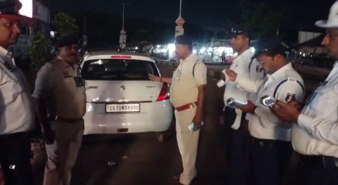 यातायात पुलिस दुर्ग की सख्त कार्रवाई: सड़क बाधा उत्पन्न करने वाले वाहनों पर ई-चालान