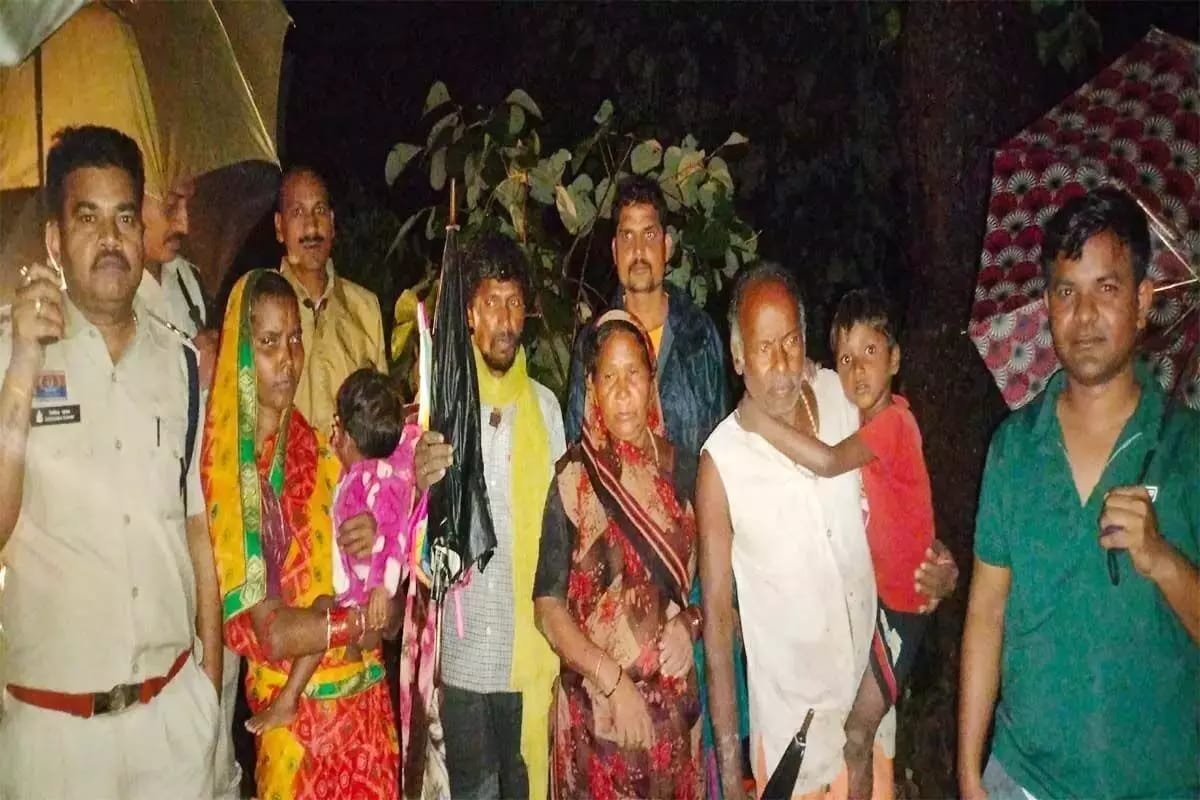 कोरबा में बाढ़ का कहर: आपदा टीम ने 17 ग्रामीणों को खेत से  सुरक्षित बचाया