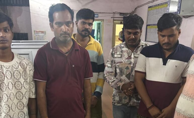 रायपुर में जुआरियों पर पुलिस की बड़ी कार्रवाई: 6 गिरफ्तार, 43,400 रुपये और ताशपत्ती जब्त