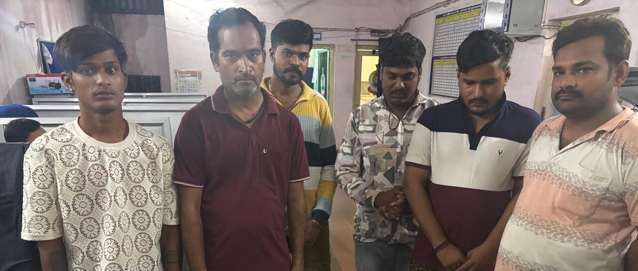 रायपुर में जुआरियों पर पुलिस की बड़ी कार्रवाई: 6 गिरफ्तार, 43,400 रुपये और ताशपत्ती जब्त