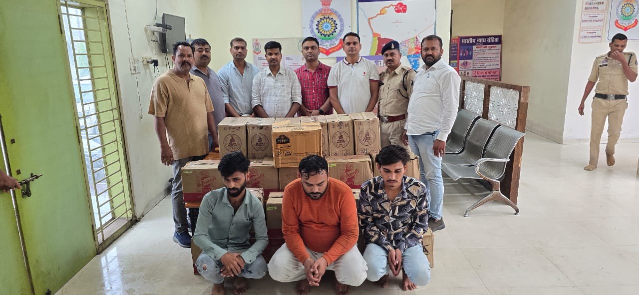 रायपुर पुलिस ने अवैध शराब तस्करी के खिलाफ की बड़ी कार्रवाई: 3 आरोपी गिरफ्तार, 17 लाख की शराब और वाहन जब्त