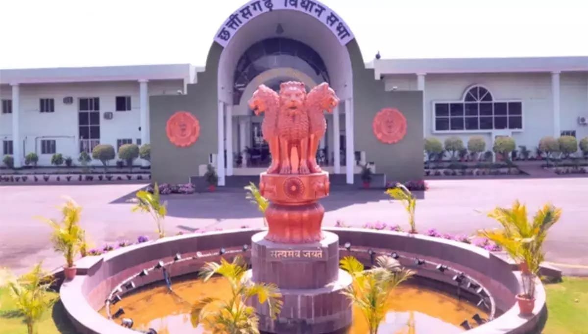 छत्तीसगढ़ विधानसभा में हंगामा: अजय चंद्राकर और देवेंद्र यादव के बीच तीखी नोकझोंक, रमन सिंह ने लगाई फटकार